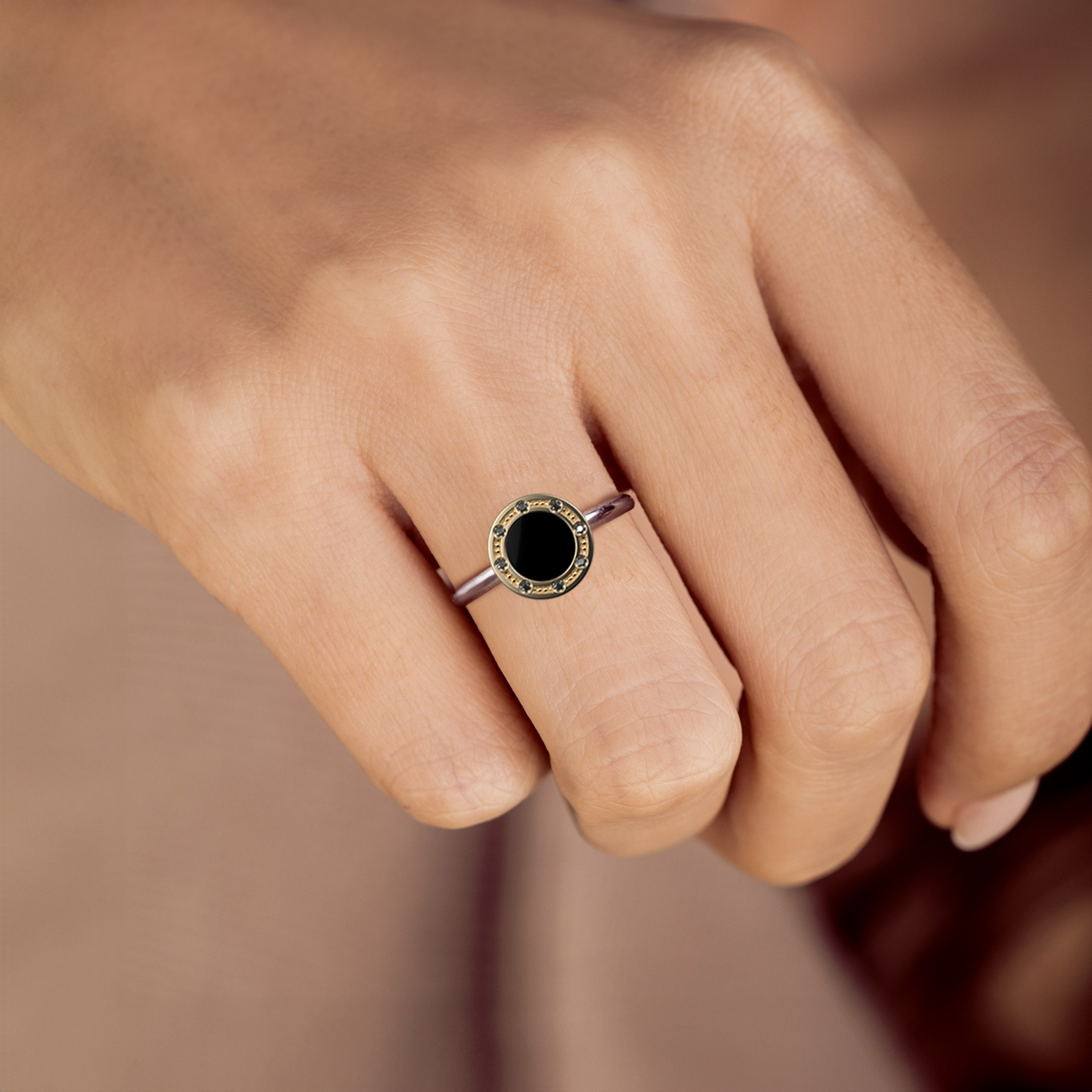 Joollion Charm Elegant-Stones Black & Black σε Joolet Ring. Από επιχρυσωμένο ασήμι 925, συμβατό με όλα τα Joolets της Joolify.