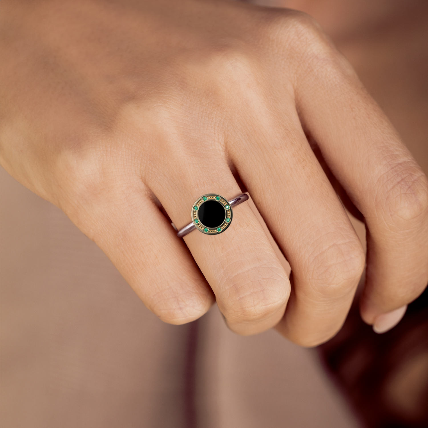 Joollion Charm Elegant-Stones Black & Green σε Joolet Ring. Από επιχρυσωμένο ασήμι 925, συμβατό με όλα τα Joolets της Joolify.