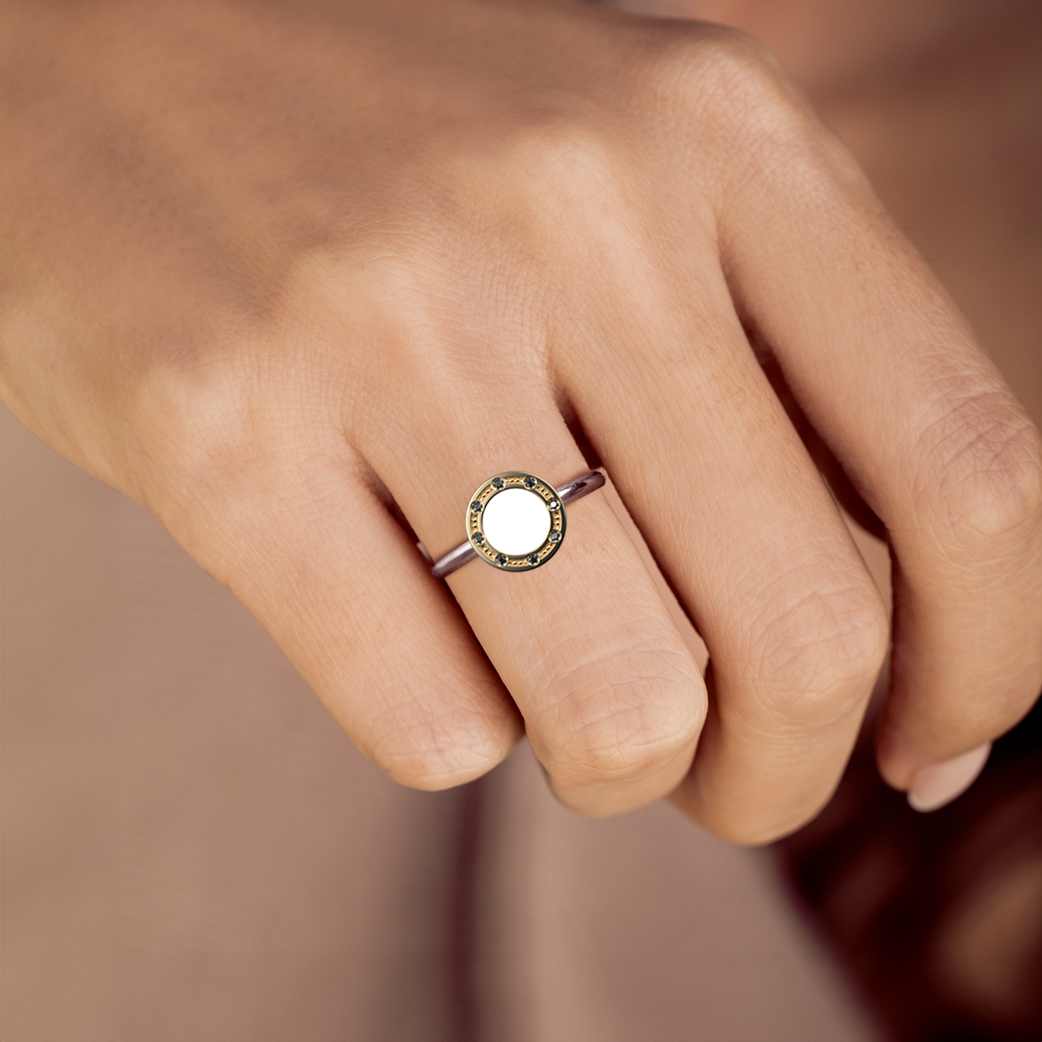 Joollion Charm Elegant-Stones White & Black σε Joolet Ring. Από επιχρυσωμένο ασήμι 925, συμβατό με όλα τα Joolets της Joolify.