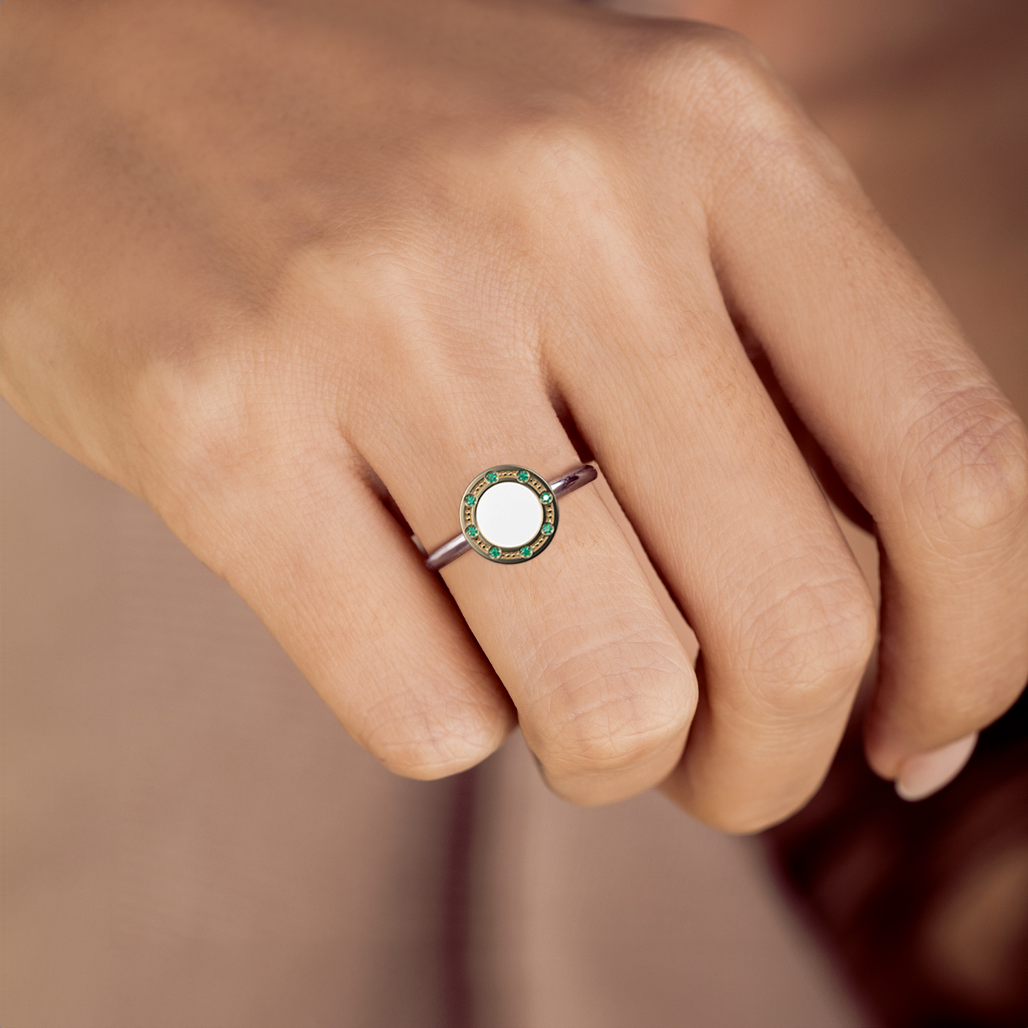 Joollion Charm Elegant-Stones White & Green σε Joolet Ring. Από επιχρυσωμένο ασήμι 925, συμβατό με όλα τα Joolets της Joolify.