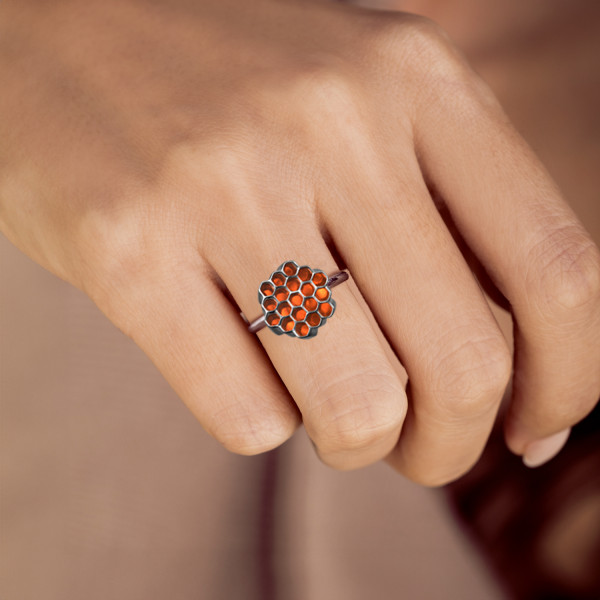 Επιπλατινωμένο κόσμημα Joollion Charm Hexagon (Εξάγωνο), από ασήμι 925, με μελί σμάλτο. Φορεμένο σε δαχτυλίδι Joolet από ασήμι 925 της Joolify (Sterling Silver 925).