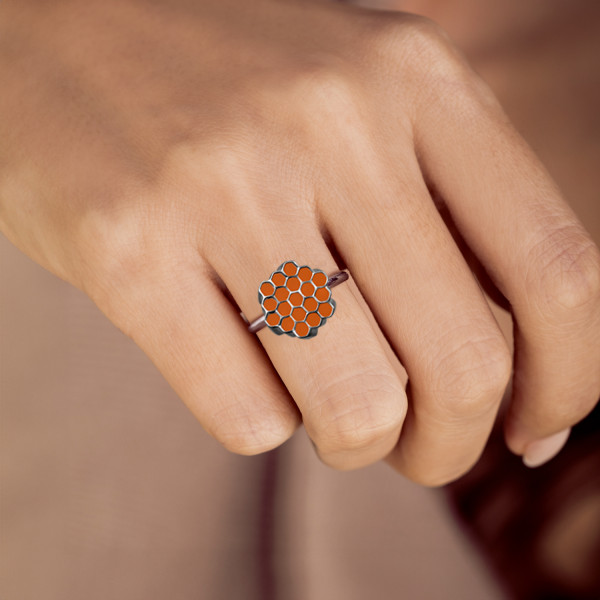 Επιπλατινωμένο κόσμημα Joollion Charm Hexagon (Εξάγωνο), από ασήμι 925, με πορτοκαλί σμάλτο. Φορεμένο σε δαχτυλίδι Joolet από ασήμι 925 της Joolify (Sterling Silver 925).
