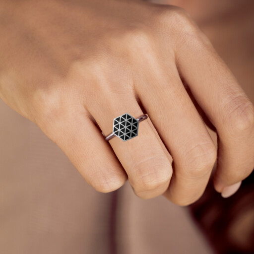 Joollion Charm Pop Hexagon Black, φορεμένο σε Joolet Ring. Επιπλατινωμένο ασήμι 925, συμβατό με όλα τα Joolets της Joolify.