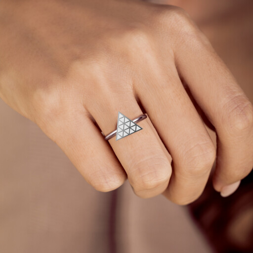 Joollion Charm Pop Triangle White, φορεμένο σε Joolet Ring. Επιπλατινωμένο ασήμι 925, συμβατό με όλα τα Joolets της Joolify.