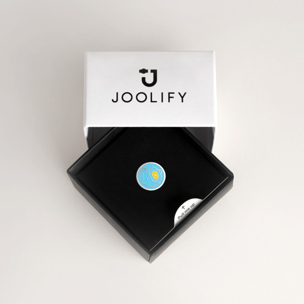 Packaging Joolify του Joollion Charm με το ζώδιο Υδροχόος (Aquarius) σε γαλάζιο και κίτρινο σμάλτο. Εναλλασσόμενο κόσμημα (joollion) από επιπλατινωμένο ασήμι 925.