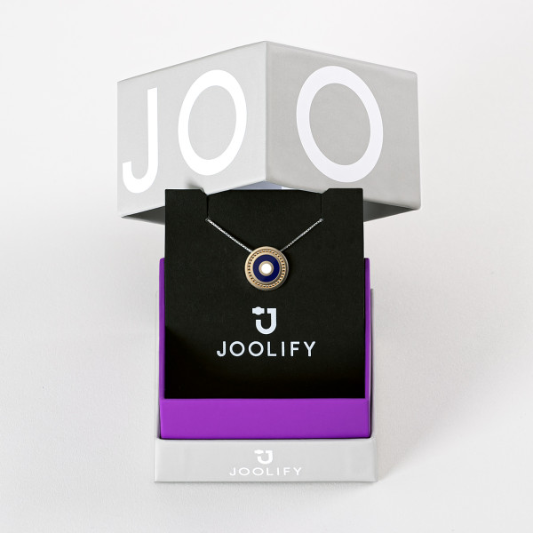 Packaging Joolify του Joolet κρεμαστό κολιέ, συνδυασμένο με το Joollion Charm Eye - Large (Μάτι) με μπλε σμάλτο. Εναλλασσόμενο κόσμημα, επιχρυσωμένο με χρυσό 18k, από ασήμι 925.