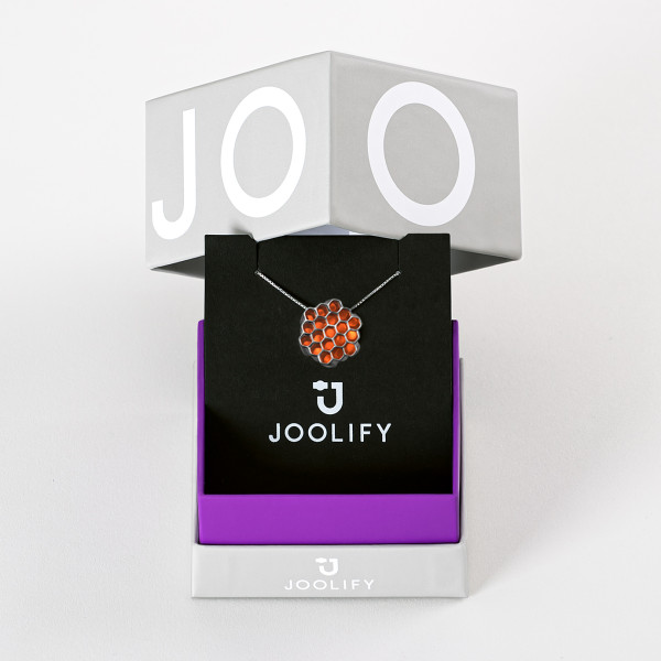 Packaging Joolify του Joolet κρεμαστό κολιέ, συνδυασμένο με το Joollion Charm Hexagon (Εξάγωνο) με μελί σμάλτο. Εναλλασσόμενο κόσμημα από επιπλατινωμένο ασήμι 925.