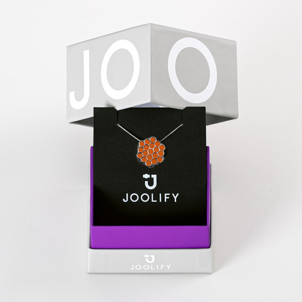 Packaging Joolify του Joolet κρεμαστό κολιέ, συνδυασμένο με το Joollion Charm Hexagon (Εξάγωνο) με πορτοκαλί σμάλτο. Εναλλασσόμενο κόσμημα από επιπλατινωμένο ασήμι 925.
