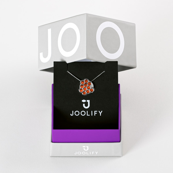 Packaging Joolify του Joolet κρεμαστό κολιέ, συνδυασμένο με το Joollion Charm Organic (Οργανικό) με μελί σμάλτο. Εναλλασσόμενο κόσμημα από επιπλατινωμένο ασήμι 925.