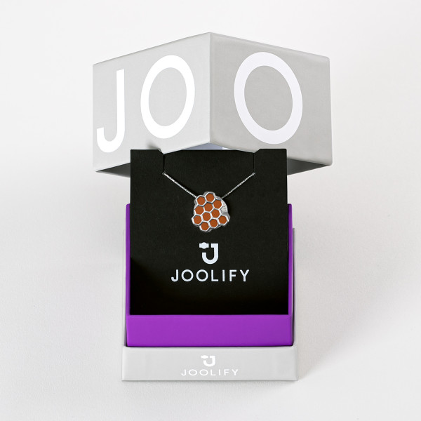 Packaging Joolify του Joolet κρεμαστό κολιέ, συνδυασμένο με το Joollion Charm Organic (Οργανικό) με πορτοκαλί σμάλτο. Εναλλασσόμενο κόσμημα από επιπλατινωμένο ασήμι 925.