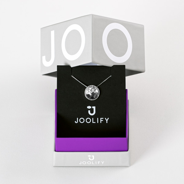Packaging Joolify του Joolet κρεμαστό κολιέ, συνδυασμένο με το Joollion Charm Spartan (Ασπίδα). Εναλλασσόμενο κόσμημα από οξειδωμένο ασήμι 925.