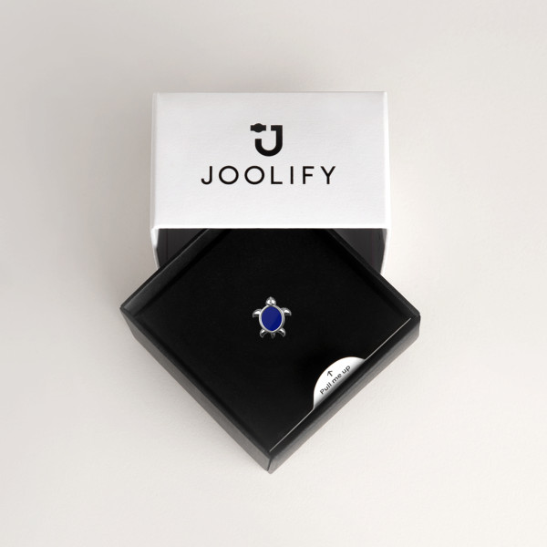 Packaging Joolify του Joollion Charm Turtle - Small (Χελώνα) με μπλε σμάλτο. Εναλλασσόμενο κόσμημα (joollion) από επιπλατινωμένο ασήμι 925.