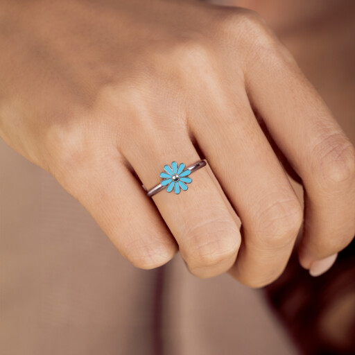 Επιπλατινωμένο κόσμημα Joollion Charm Daisy (Μαργαρίτα) από ασήμι 925 με τιρκουάζ σμάλτο. Φορεμένο σε δαχτυλίδι Joolet από ασήμι 925 της Joolify (Sterling Silver 925).