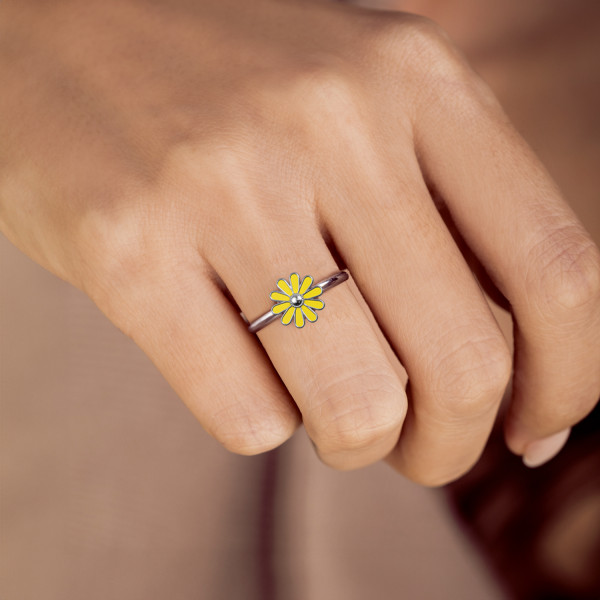 Επιπλατινωμένο κόσμημα Joollion Charm Daisy (Μαργαρίτα) από ασήμι 925 με κίτρινο σμάλτο. Φορεμένο σε δαχτυλίδι Joolet από ασήμι 925 της Joolify (Sterling Silver 925).