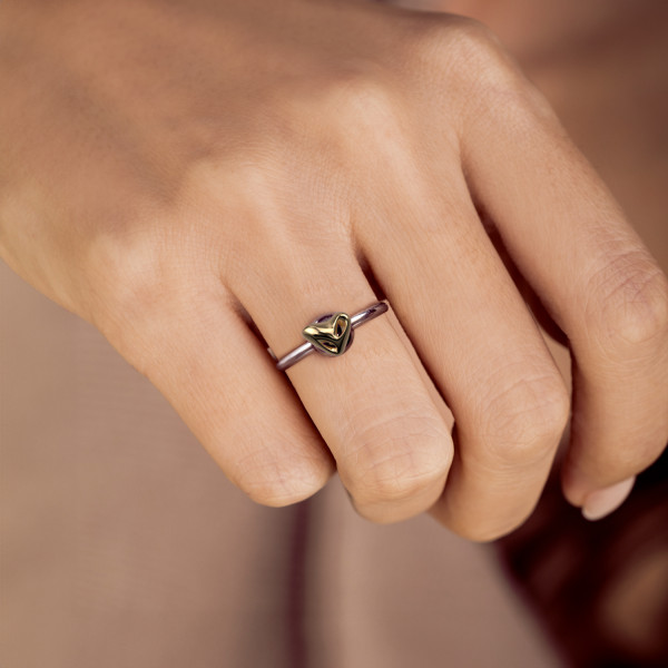 Επιχρυσωμένο κόσμημα με χρυσό 18k. Joollion Charm Heart (Καρδιά) από ασήμι 925. Φορεμένο σε δαχτυλίδι Joolet από ασήμι 925 της Joolify (Sterling Silver 925).