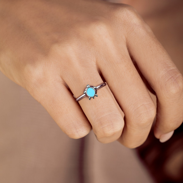 Επιπλατινωμένο κόσμημα Joollion Charm Turtle - Small (Χελώνα) από ασήμι 925 με τιρκουάζ σμάλτο. Φορεμένο σε δαχτυλίδι Joolet από ασήμι 925 της Joolify (Sterling Silver 925).