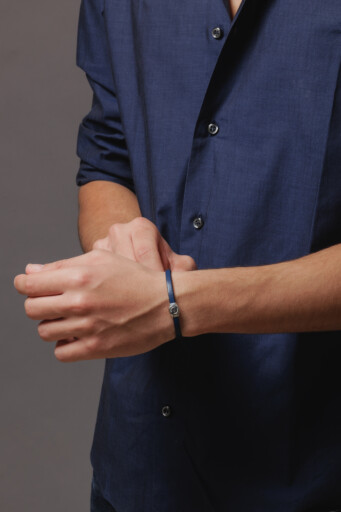 Joolet Bracelet Narrow Leather (μπλε χρώμα) σε ανδρικό χέρι. Ασήμι 925. Συνδυάζεται με όλα τα Joollions.