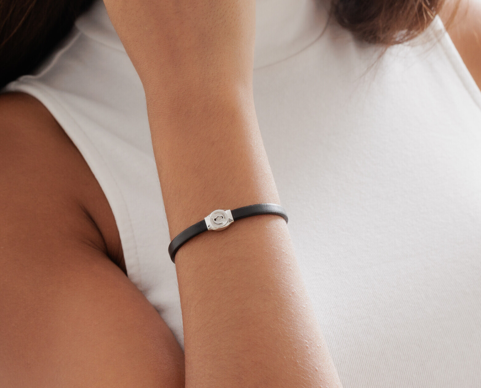 Joolet Bracelet Narrow Leather (μαύρο χρώμα) σε γυναικείο χέρι. Ασήμι 925. Συνδυάζεται με όλα τα Joollions.