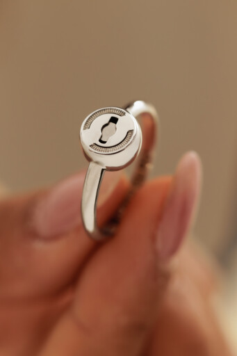 Βρες εξατομικευμένα, βιώσιμα κοσμήματα από ανακυκλωμένο και επιπλατινωμένο ασήμι 925. Κοσμήματα για μια ζωή.