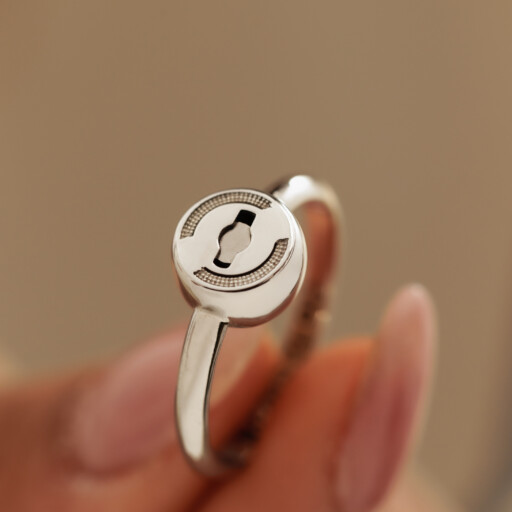 Βρες εξατομικευμένα, βιώσιμα κοσμήματα από ανακυκλωμένο και επιπλατινωμένο ασήμι 925. Κοσμήματα για μια ζωή.