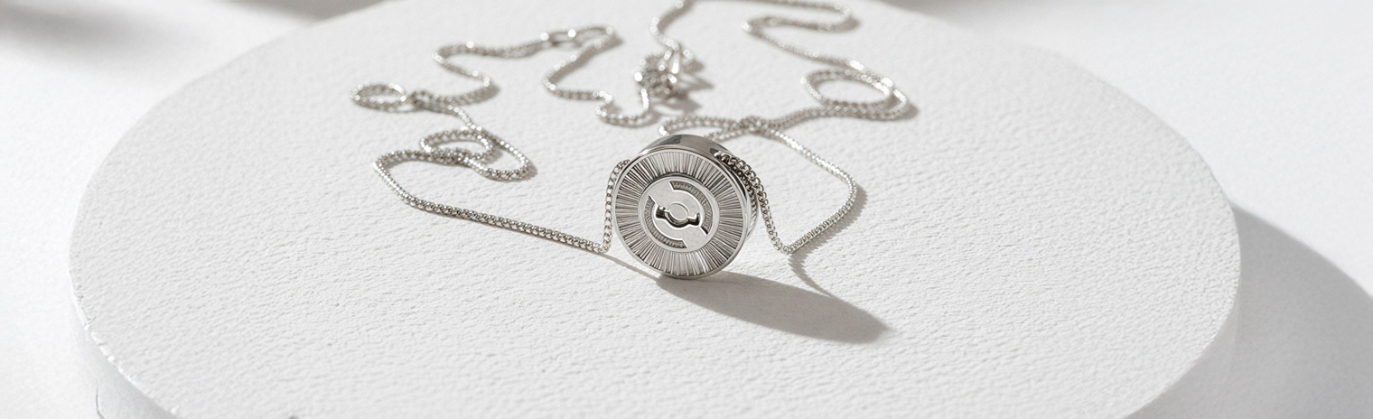 Βρες το Joolet κολιέ που αναδεικνύει το γούστο και τη διάθεσή σου. Sterling Silver 925 με επιμετάλλωση πλατίνας ή χρυσού 18k.