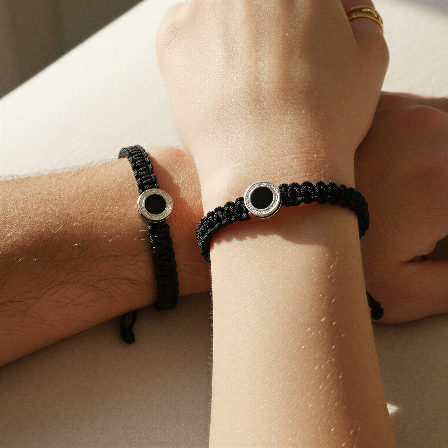 Το Joollion Elegant φορεμένο σε βραχιόλια Joolet μακραμέ, σύμβολο διακριτικής δύναμης και καθημερινού στυλ.