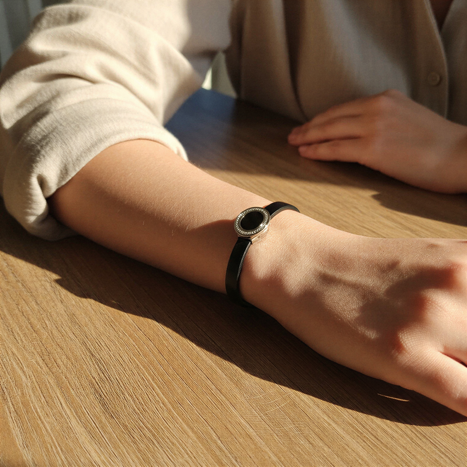 Το Joollion Elegant σε δερμάτινο βραχιόλι, unisex, με αυθεντική και minimal αισθητική.