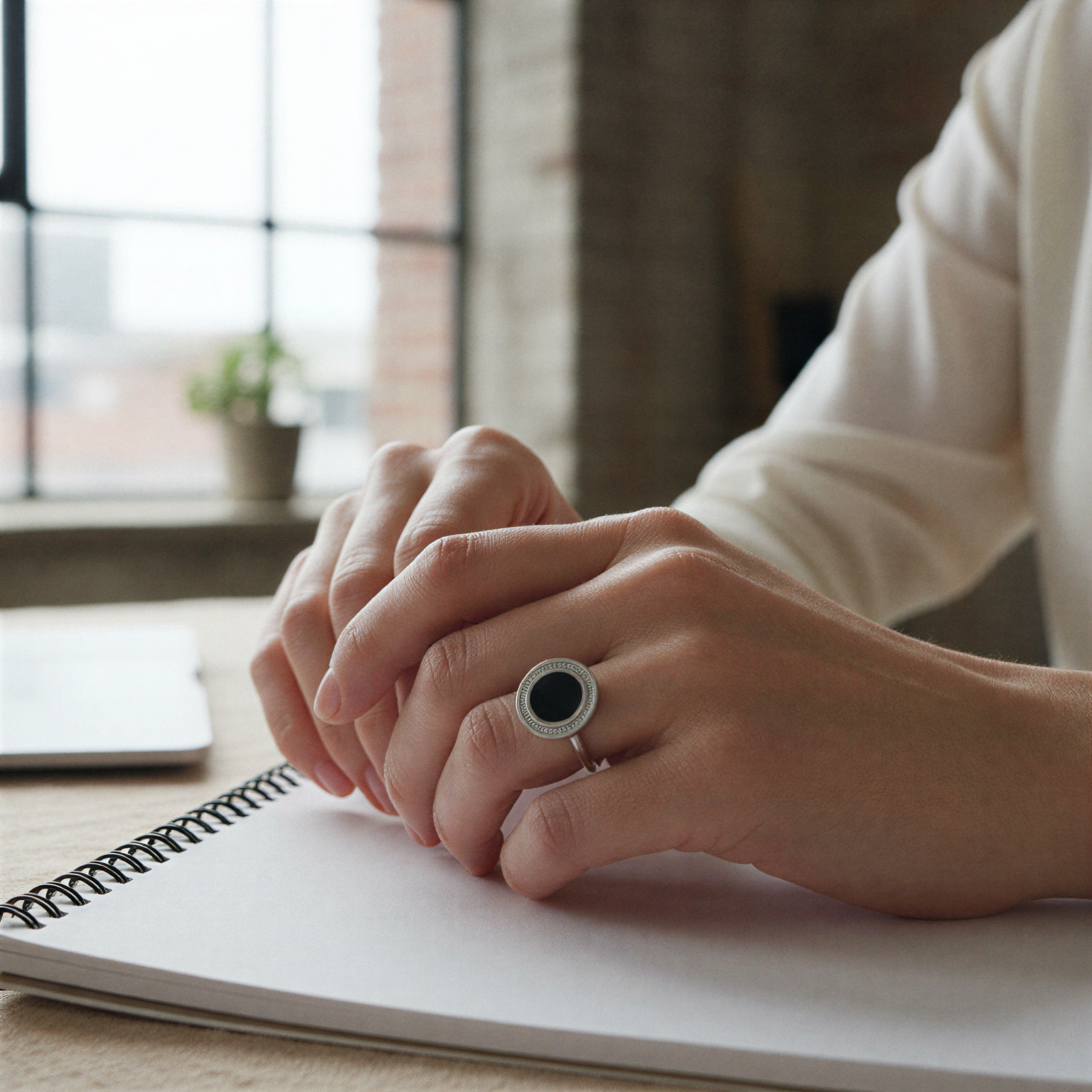 Το Joollion Elegant ως δαχτυλίδι, φωτισμένο από φυσικό φως σε δημιουργικό περιβάλλον.